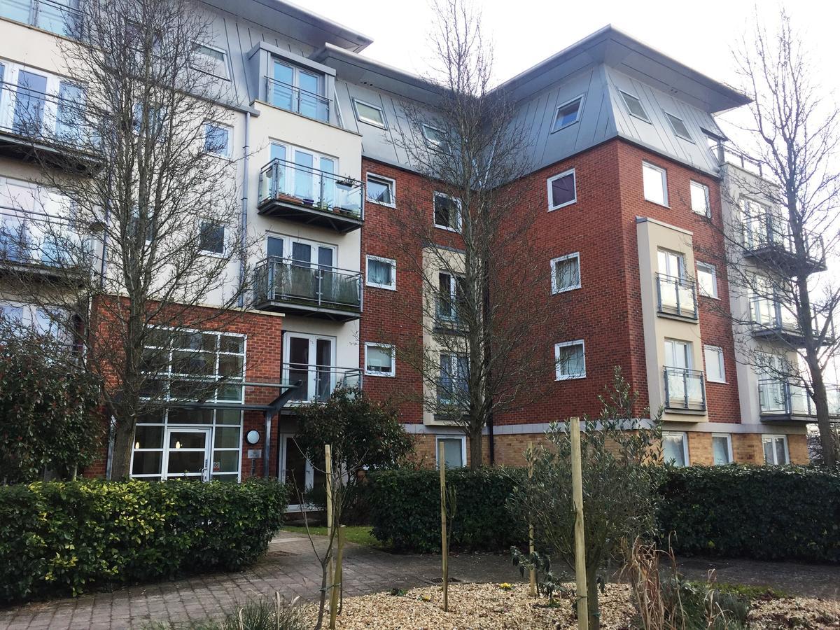 Contemporary Apartments, Balcony & Parking Basingstoke Exterior photo